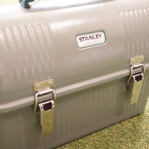 美品  スタンレー（STANLEY） クラシックランチボックス  9.4L キャリー・コンテナ　ギアボックス　ツールボックス　スチール