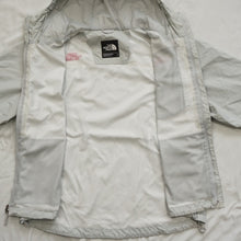 画像をギャラリービューアに読み込む, ザ・ノースフェイス（THE NORTH FACE） マウンテンパーカー HYVENT ブルゾン 古着 ライトグレー レディース サイズ/L [7/1値下げ]
