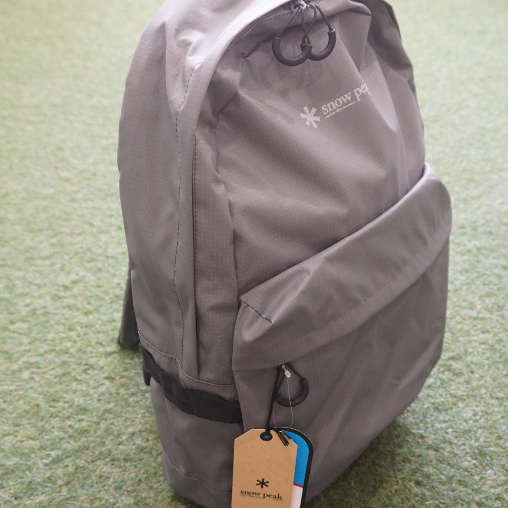 未使用  スノーピーク（snowpeak） デイパック UG-739GY リュック・デイパック グレー　通勤・通学に最適　軽量