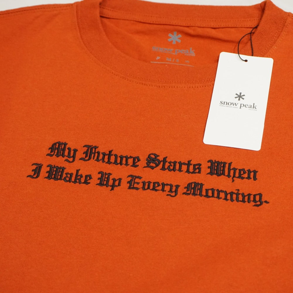未使用 スノーピーク（snow peak） Typographical Tshirt#3 タイポグラフィカルTシャツ#3 M RED TS-19SU20403 Tシャツ 橙色 マイルス・デイヴィス 名言 [送料無料]